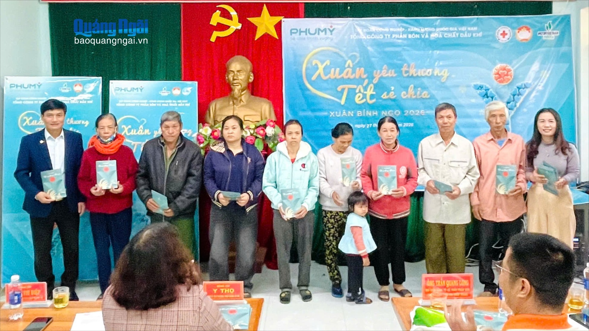 Tặng quà Tết cho người nghèo, người có hoàn cảnh khó khăn