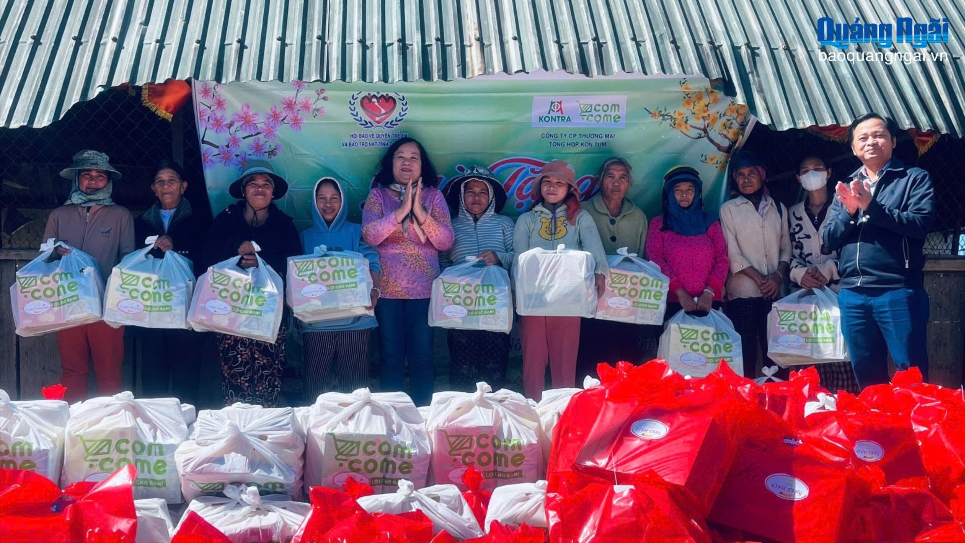 Tặng quà Tết cho người khuyết tật, trẻ mồ côi và trẻ em nghèo