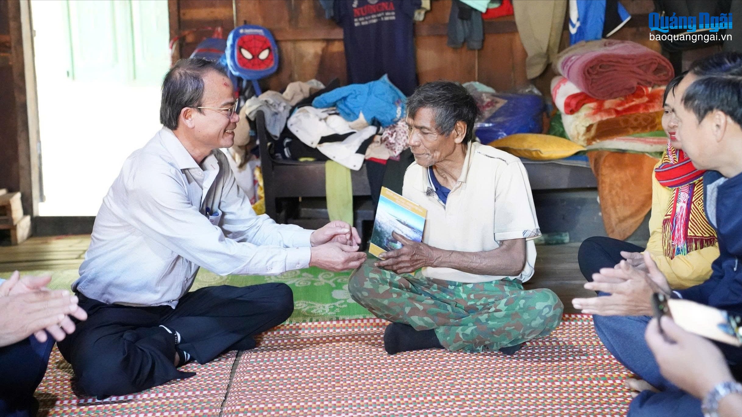 Tặng quà Tết cho người có công tại xã Tu Mơ Rông