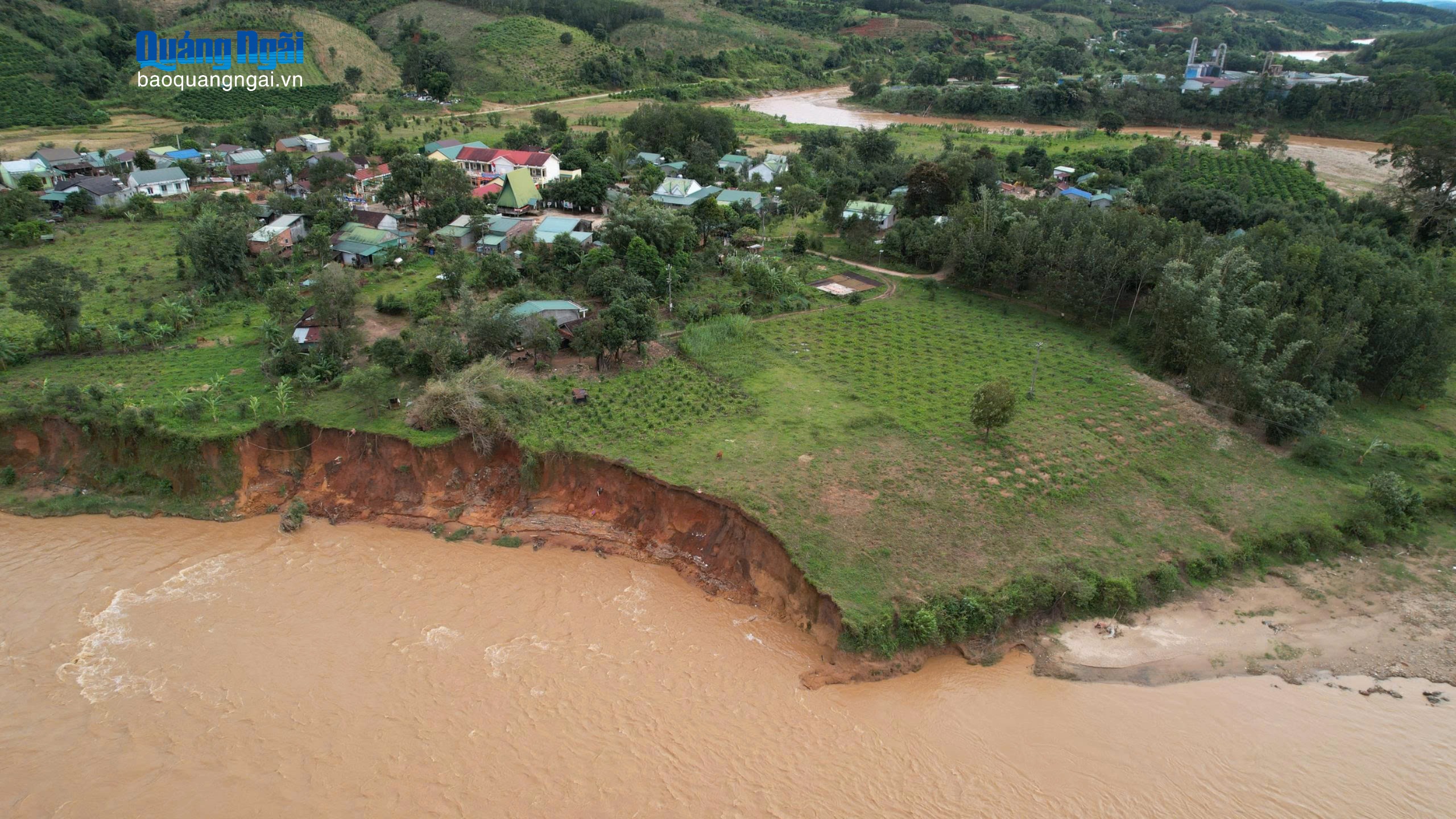 Sạt lở bờ sông Pô Kô đe dọa đời sống người dân xã Dục Nông