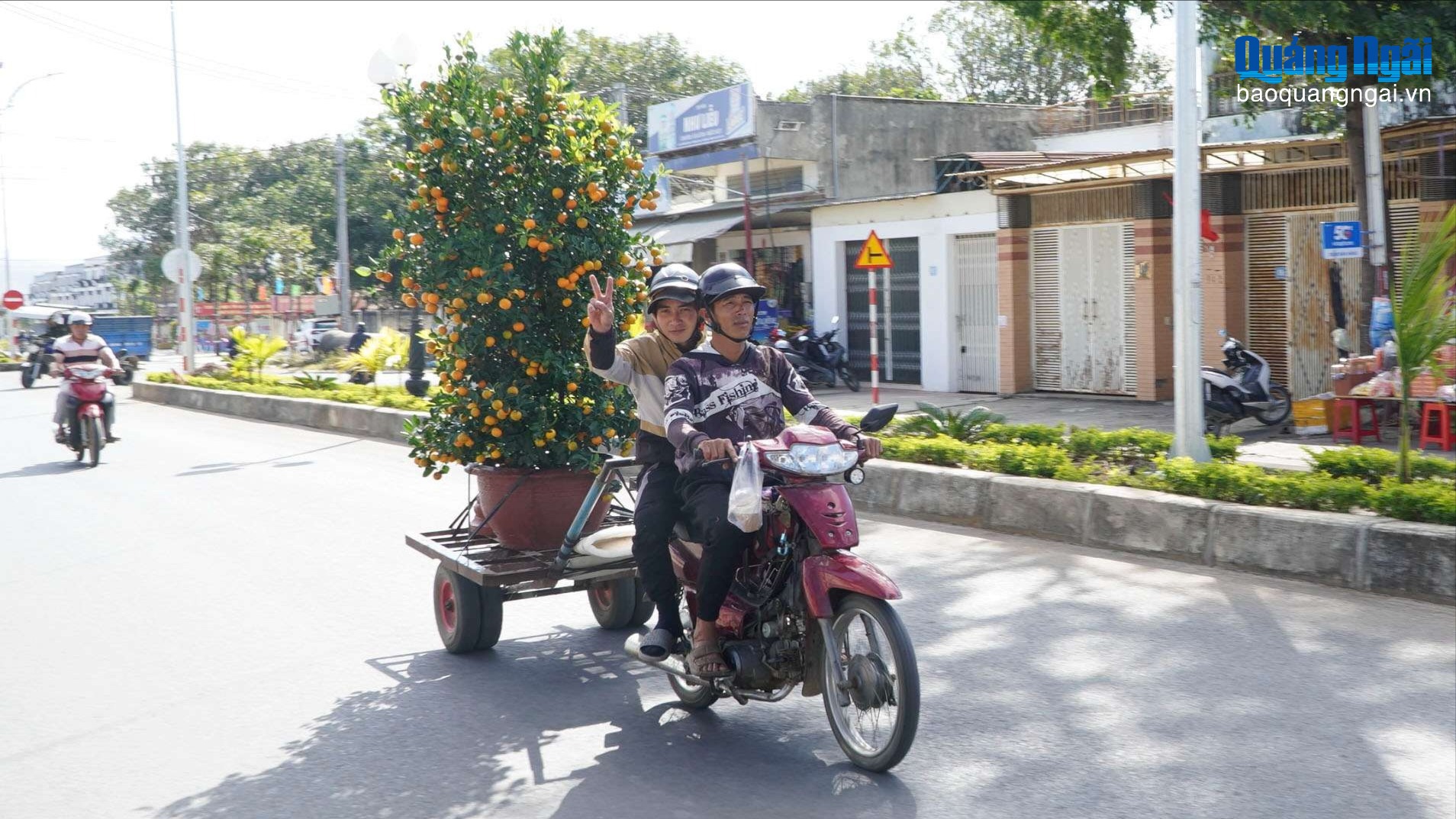 Ngược xuôi “chở” Tết