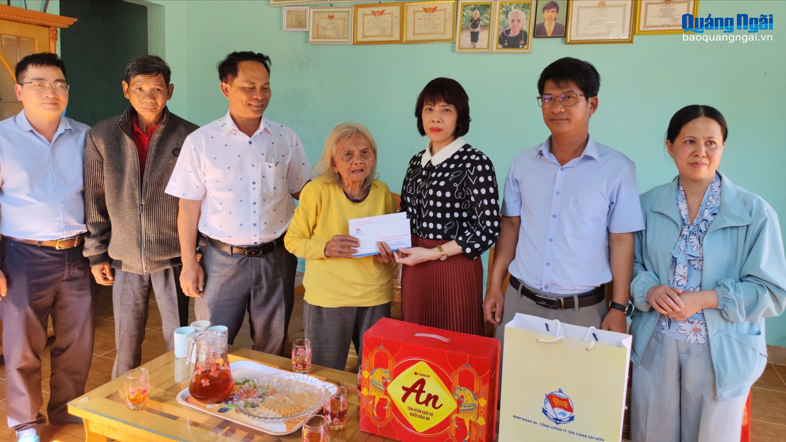 Thăm, tặng quà các Mẹ Việt Nam Anh hùng và gia đình người có công