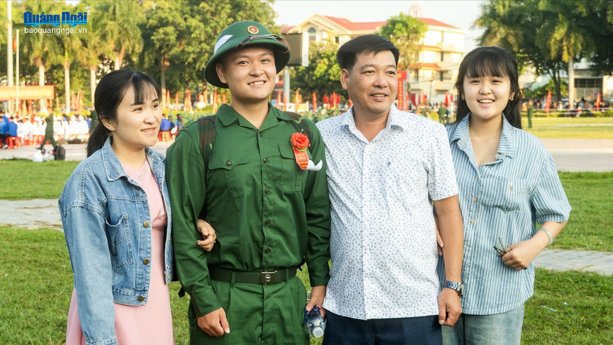 Đảng viên trẻ tự hào lên đường nhập ngũ