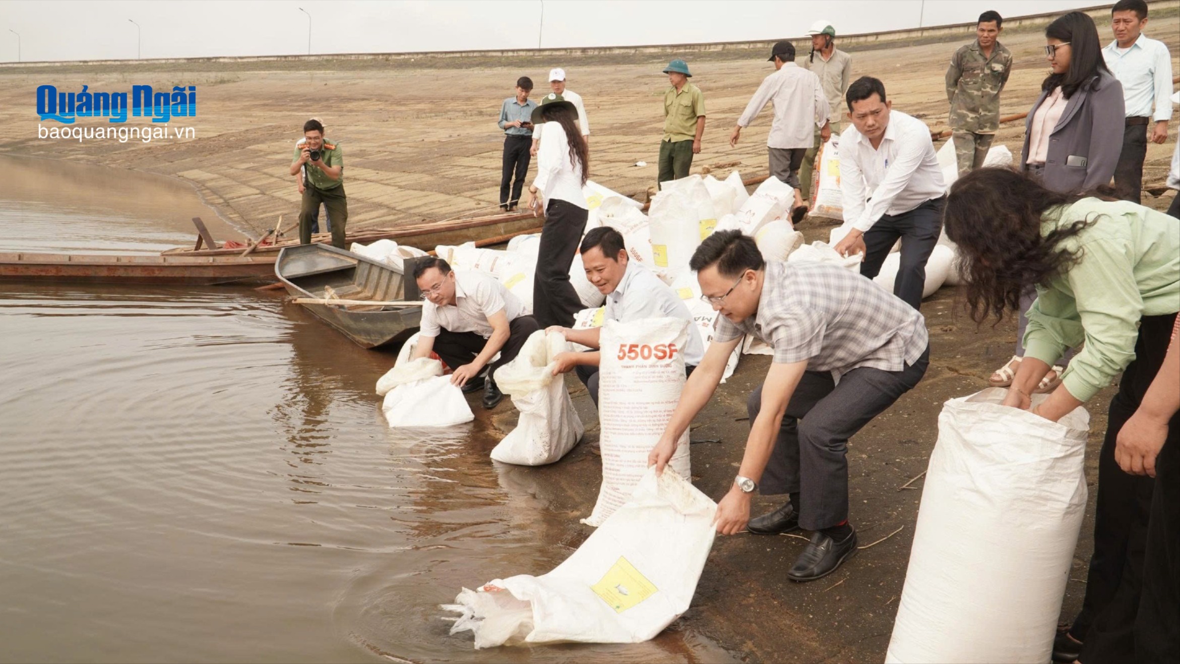 Thả 20 nghìn con cá giống tái tạo nguồn lợi thủy sản