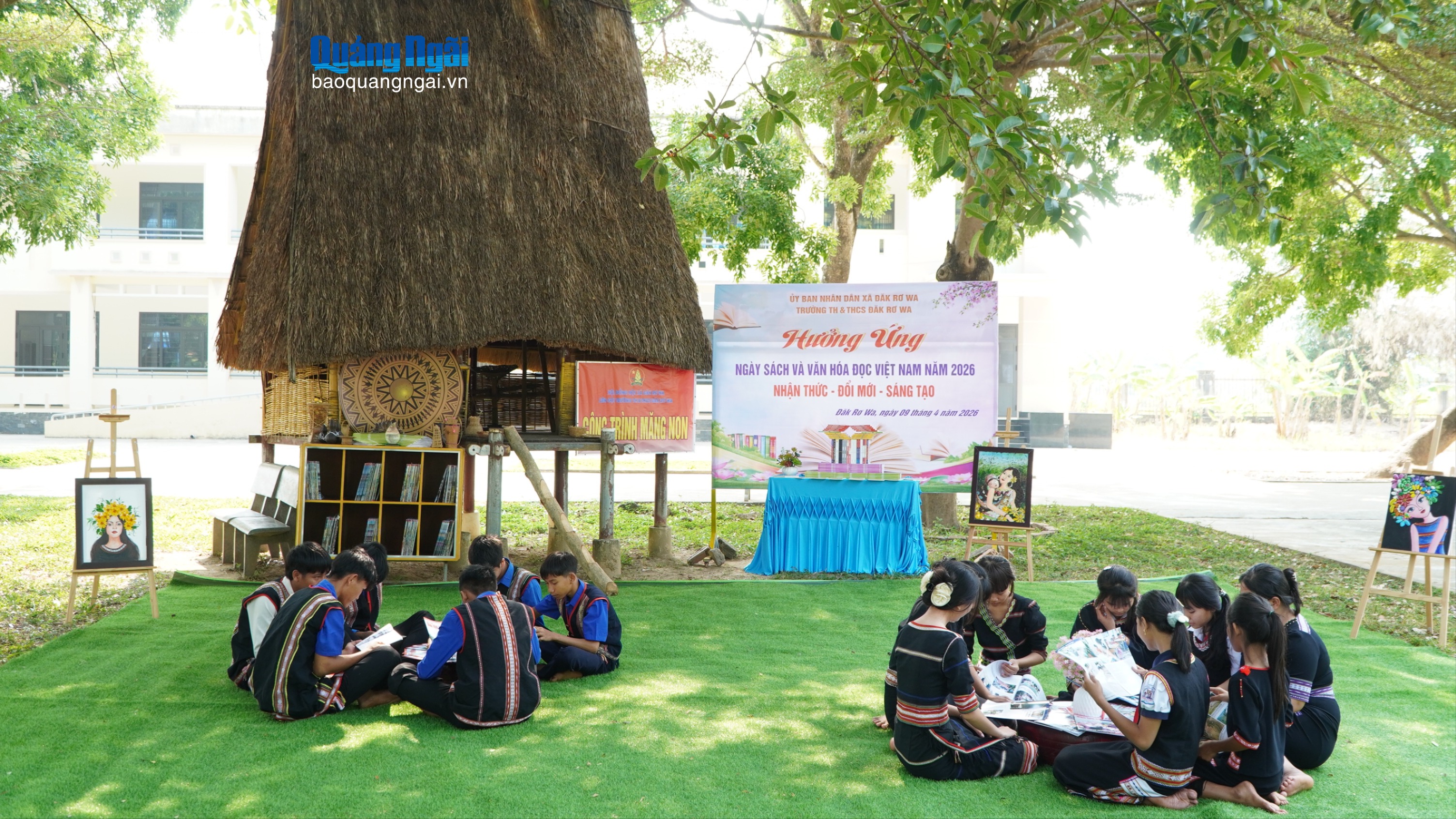 Đọc sách dưới mái nhà rông