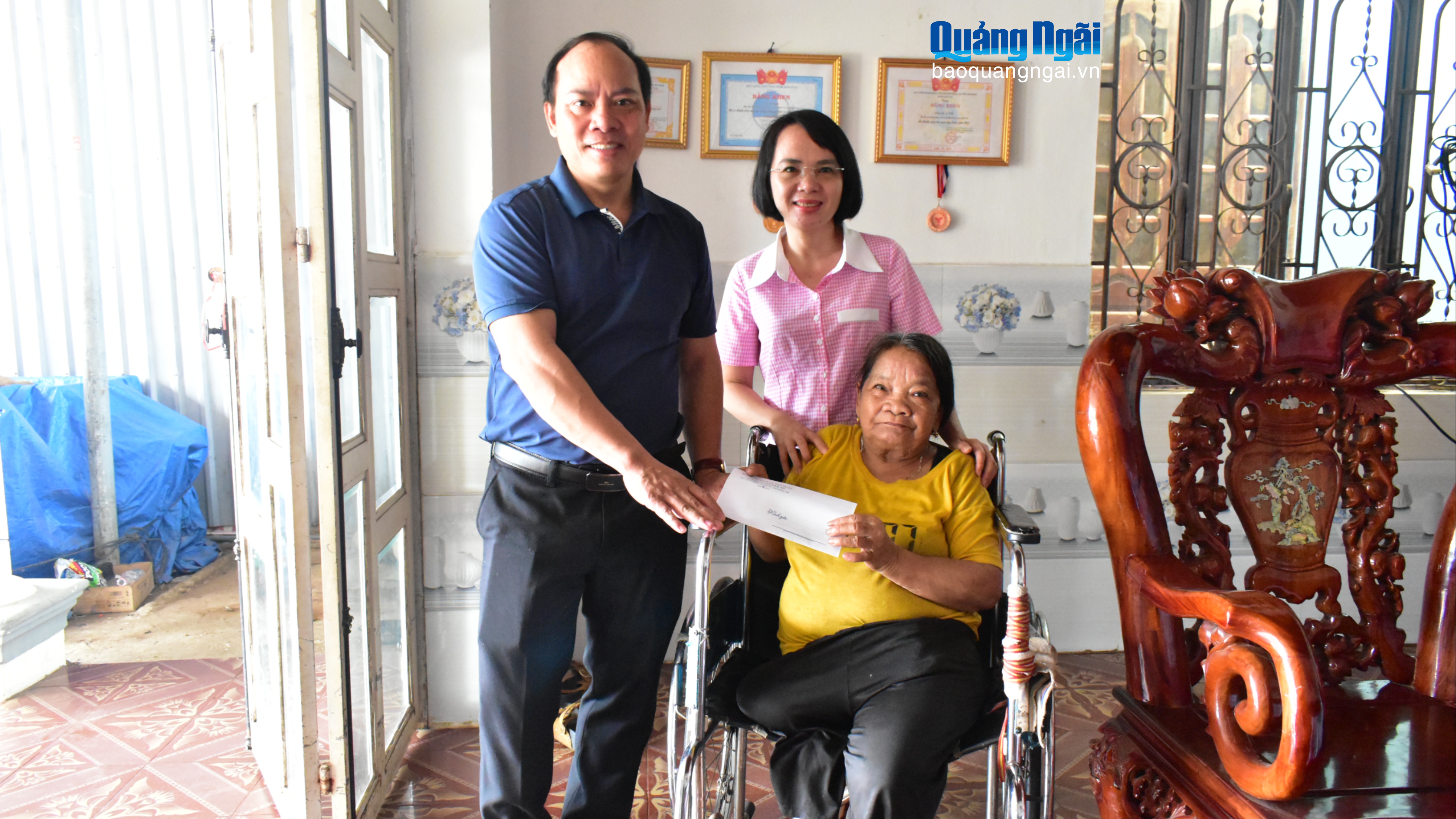 Xã Đăk Tô thăm, tặng quà nhân kỷ niệm 54 năm Chiến thắng Đăk Tô - Tân Cảnh