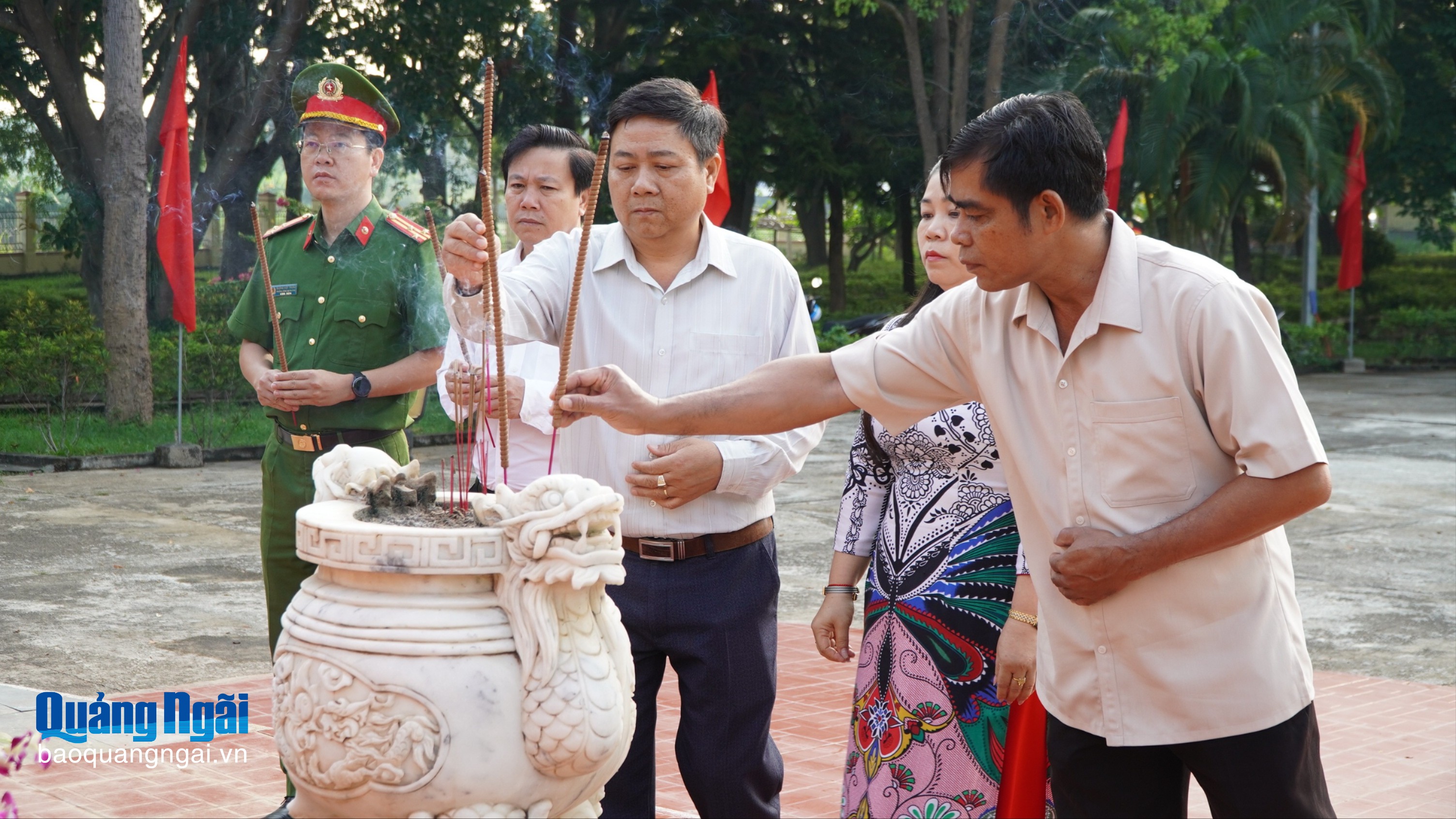 Dâng hương, dâng hoa tại Di tích lịch sử Ngục Kon Tum