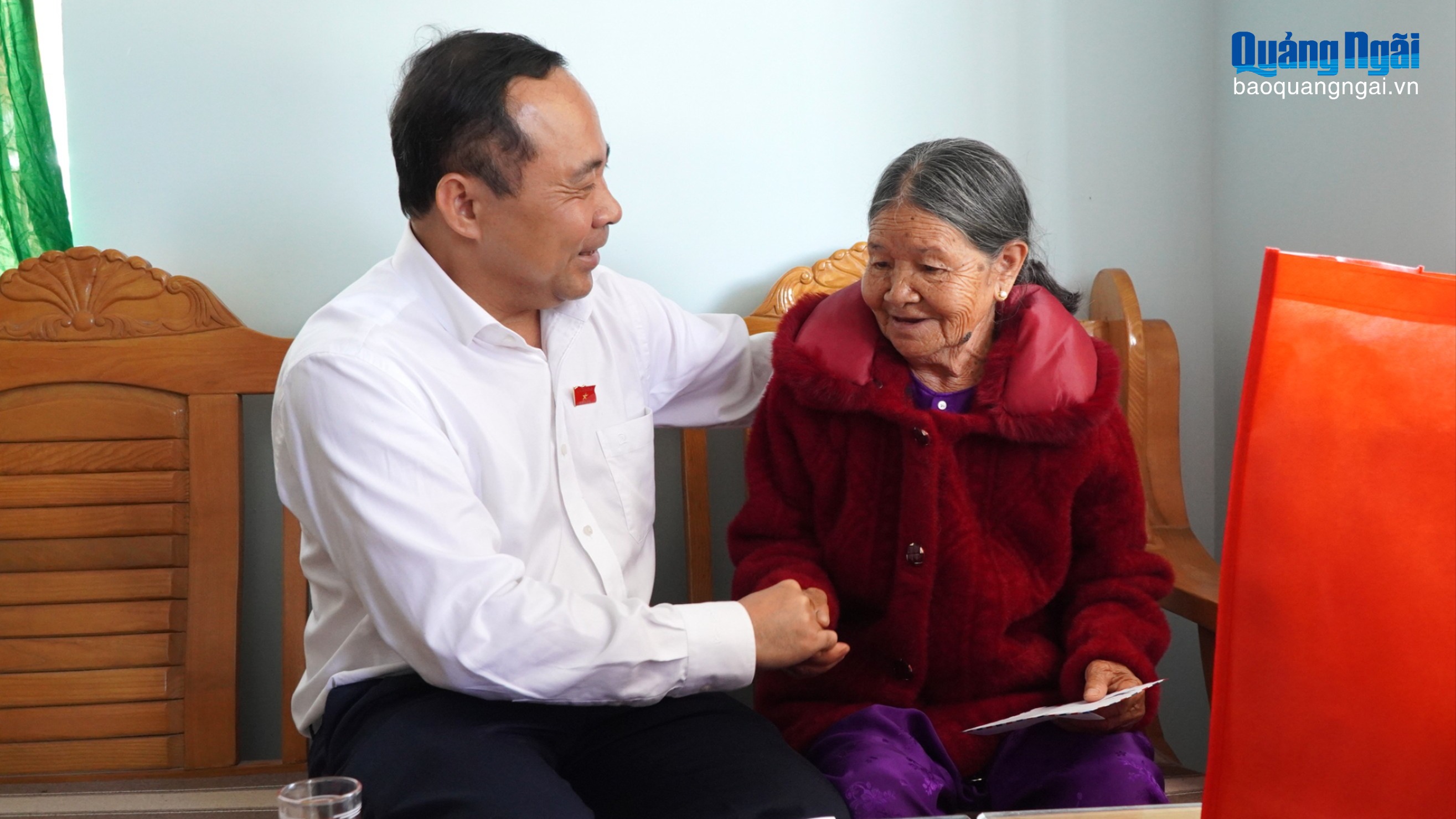 Bộ trưởng Bộ Khoa học và Công nghệ Vũ Hải Quân thăm, tặng quà gia đình chính sách