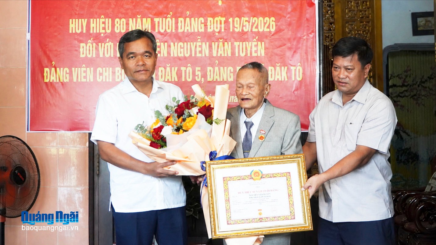 Bí thư Tỉnh ủy Hồ Văn Niên trao Huy hiệu 80 năm tuổi Đảng cho đảng viên