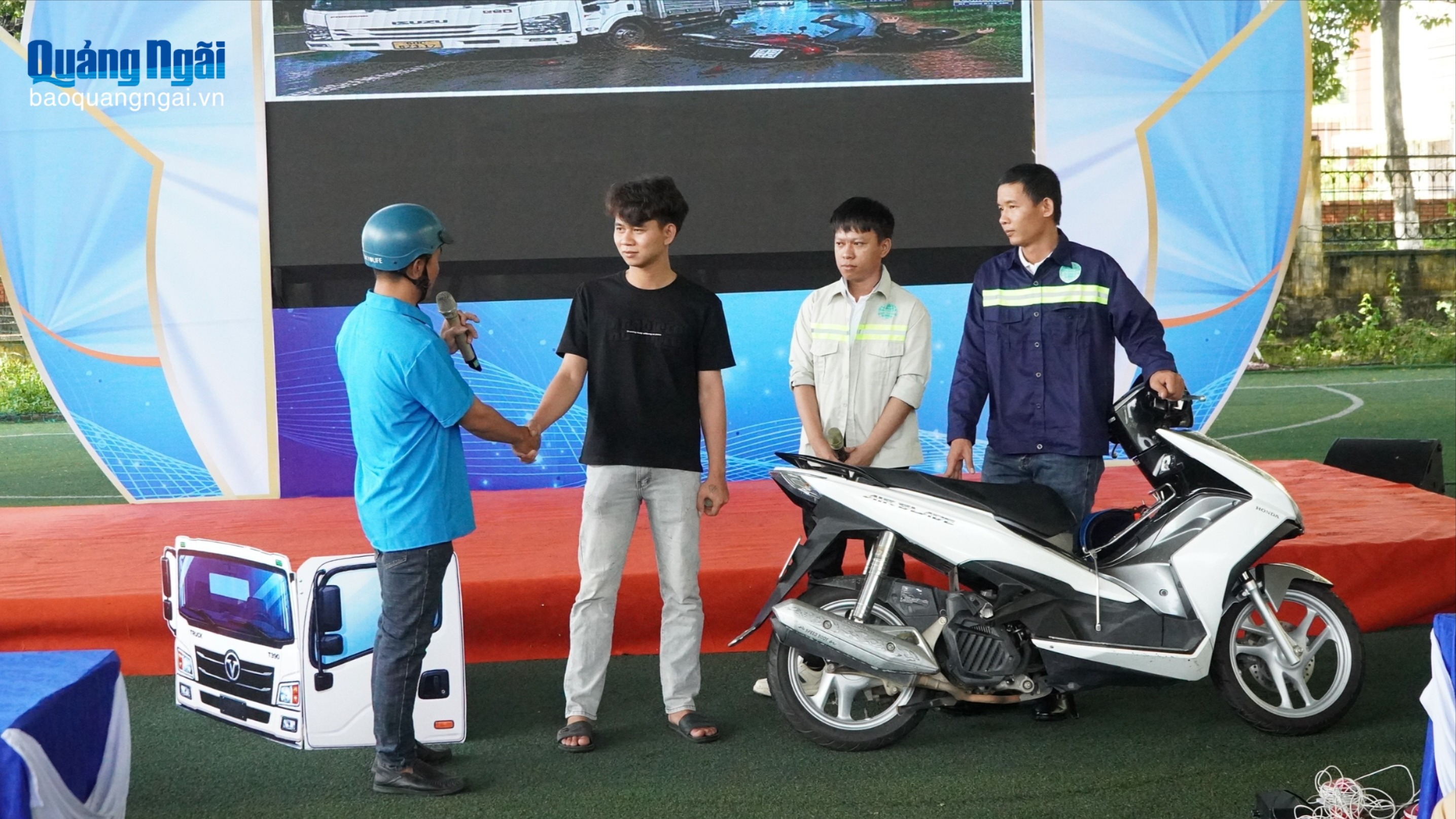 Đoàn viên, người lao động tìm hiểu pháp luật về an toàn giao thông