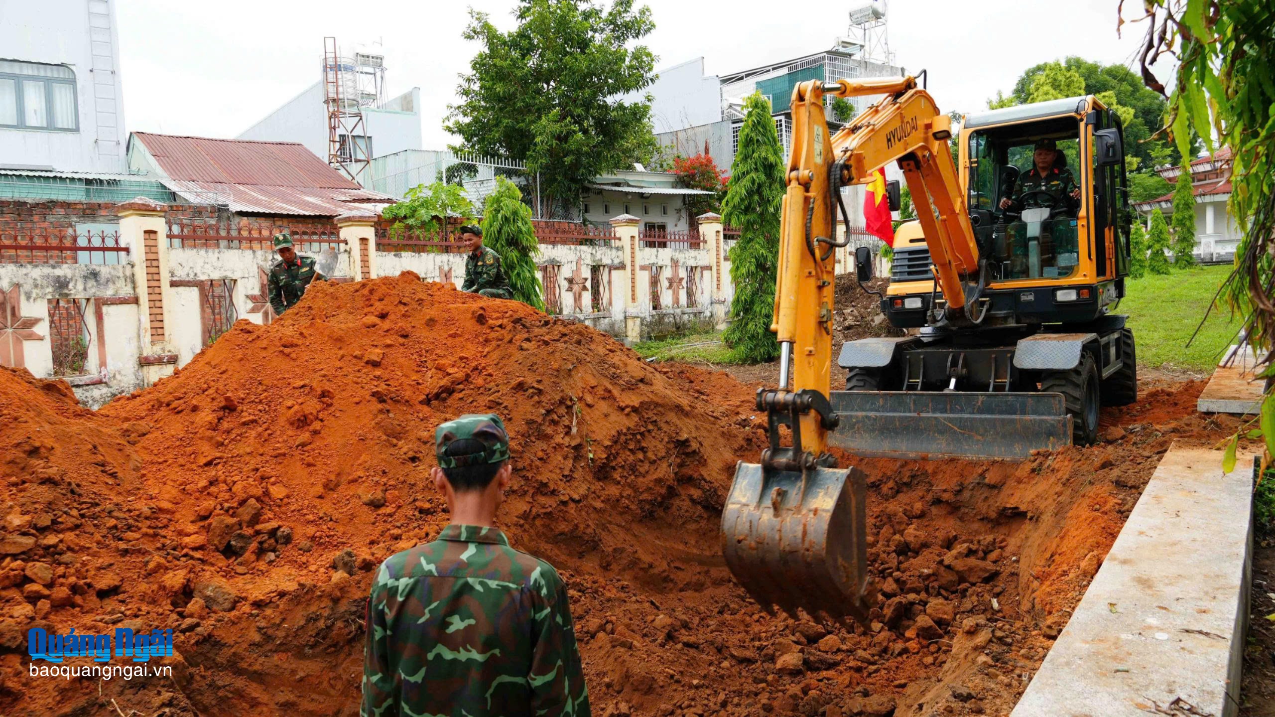 Bóc tách hơn 1.000m3 đất khảo sát, tìm kiếm mộ liệt sĩ trên đường Trường Chinh
