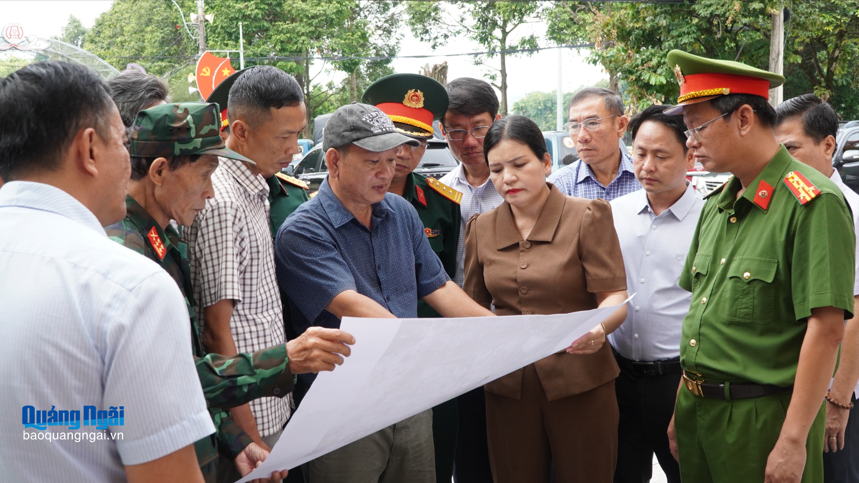 Kiểm tra hiện trường đào rãnh thăm dò tại đường Trường Chinh