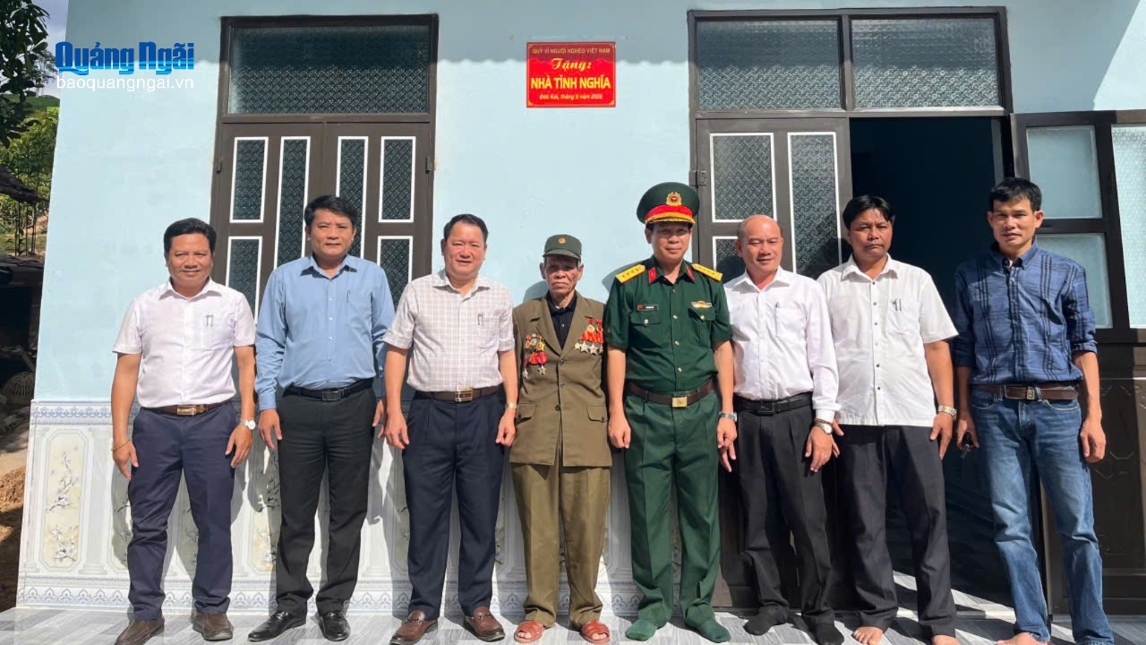Bàn giao nhà cho con đẻ của người hoạt động kháng chiến
