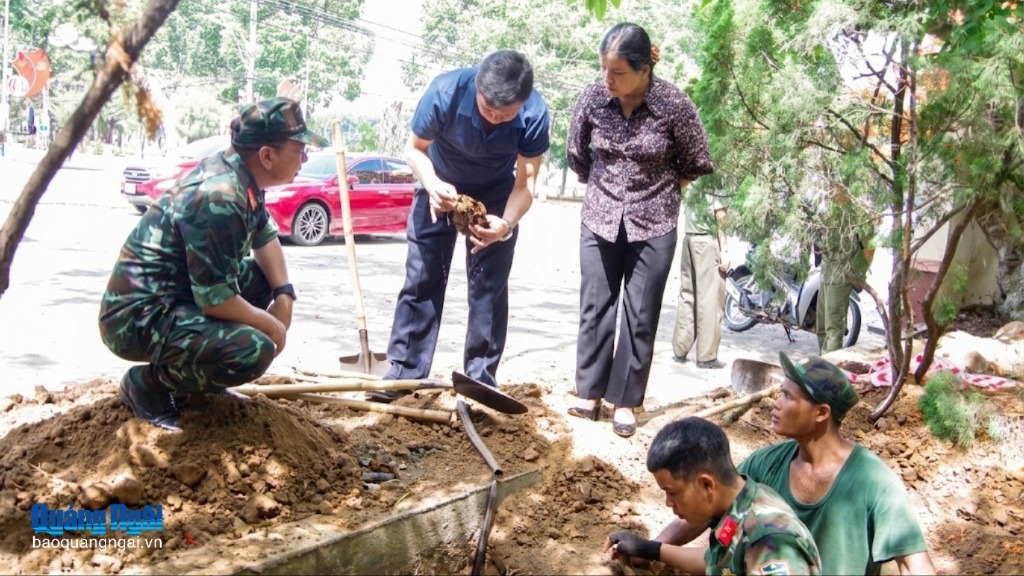 Phó Chủ tịch Thường trực UBND tỉnh Y Ngọc kiểm tra công tác tìm kiếm hài cốt liệt sĩ