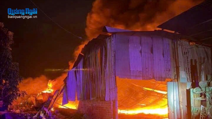 Cháy lớn tại kho phế liệu ở xã Đăk Hà