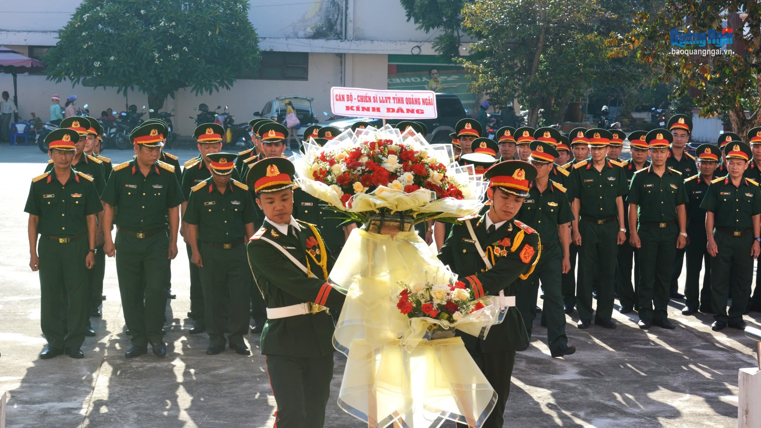 Dâng hương tưởng nhớ Chủ tịch Hồ Chí Minh