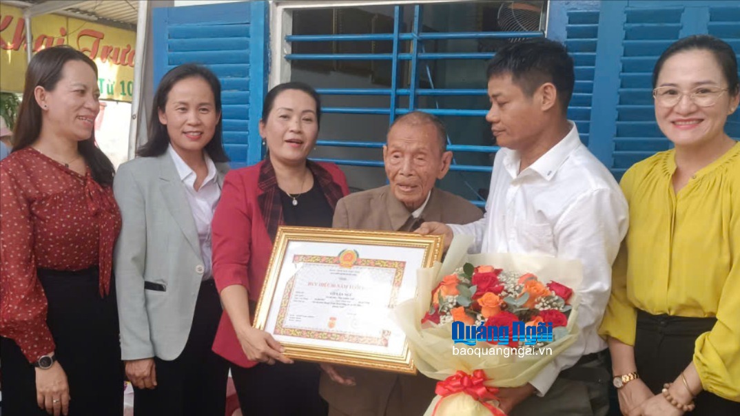 Trao Huy hiệu 80 năm tuổi Đảng cho đồng chí Võ Văn Ngữ