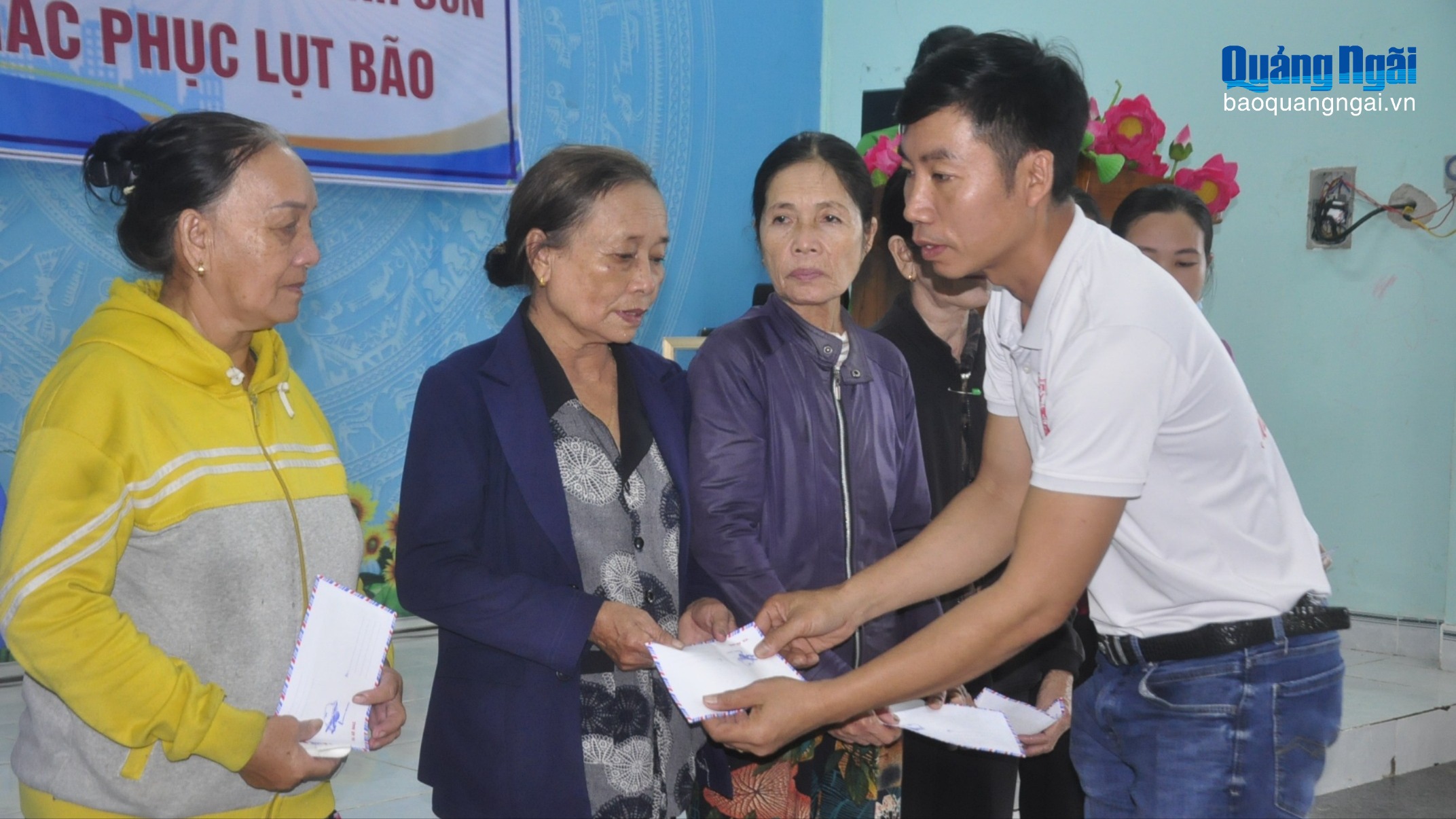 Tặng quà cho người dân Bình Sơn