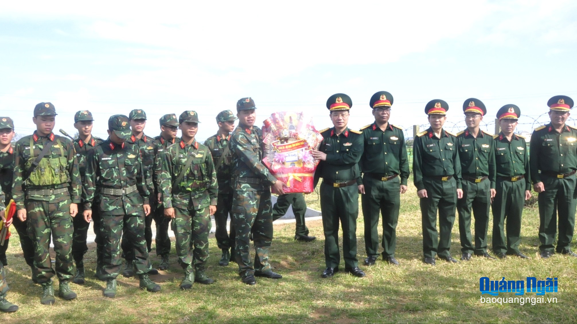 Chỉ huy trưởng Bộ CHQS tỉnh Trần Thế Phan chúc Tết tại Lý Sơn