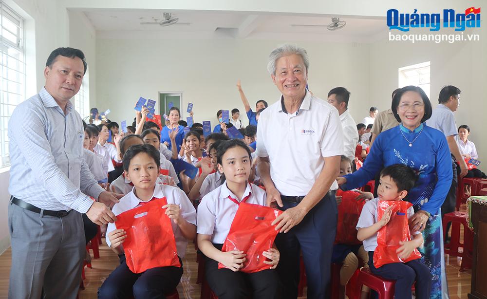 Trao quà Tết cho học sinh khuyết tật