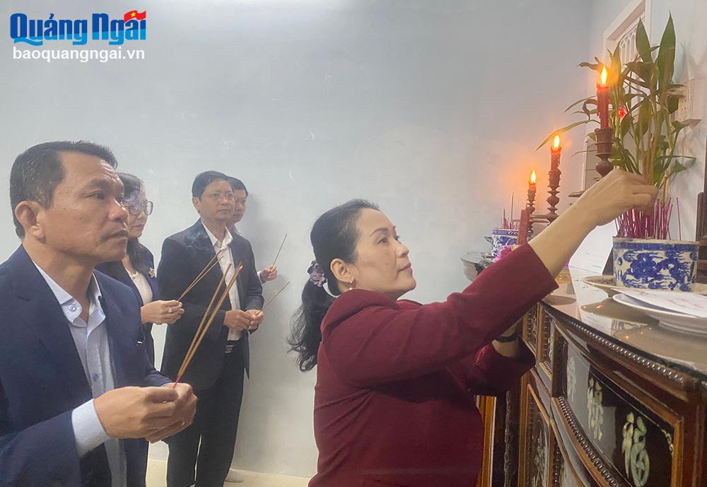 Phó Bí thư Tỉnh ủy Đinh Thị Hồng Minh viếng hương đồng chí Huỳnh Tấu
