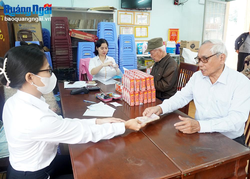 Giúp người hưởng lương hưu, trợ cấp bảo hiểm xã hội vui Tết