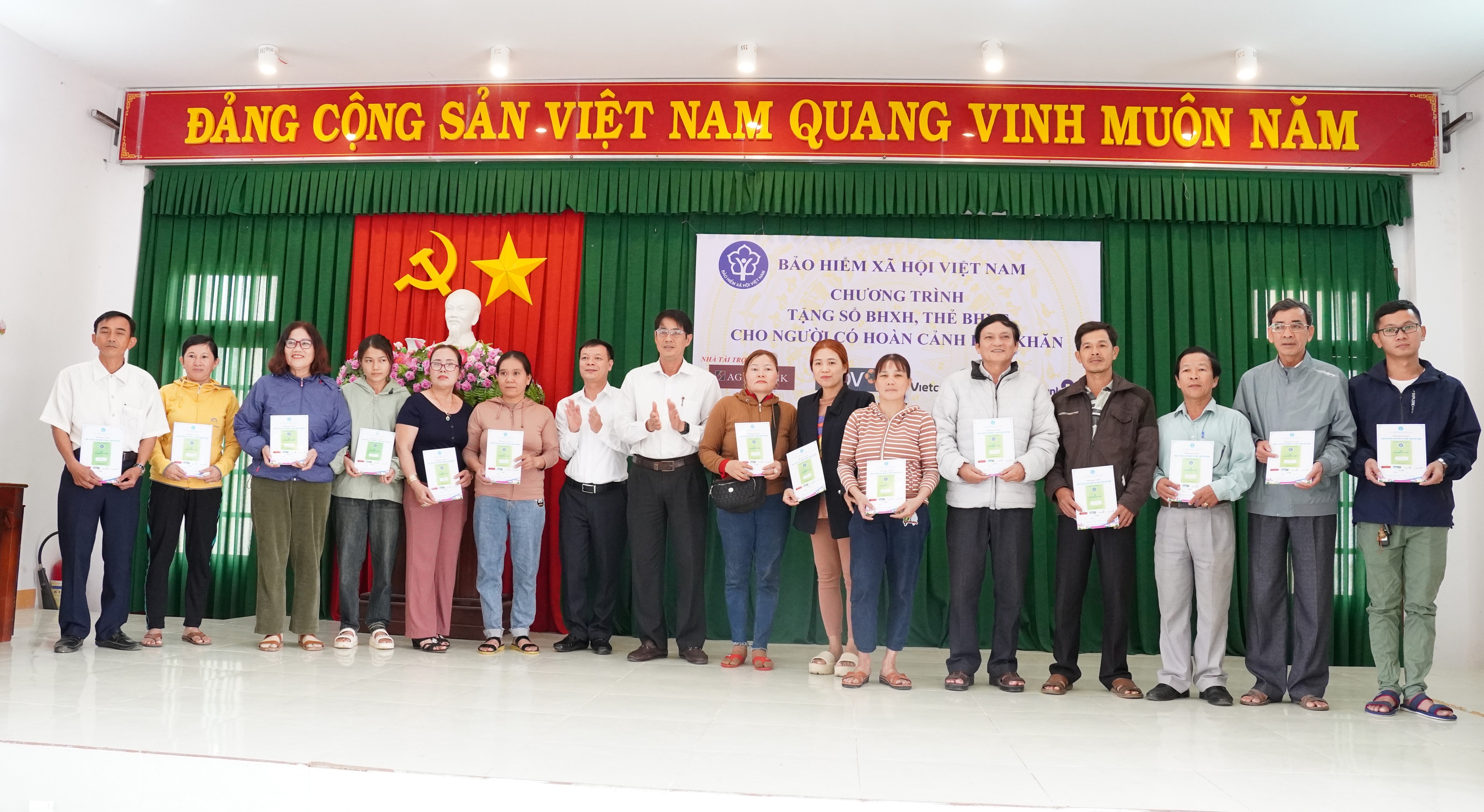 Tặng sổ bảo hiểm xã hội và thẻ bảo hiểm y tế cho người dân Mộ Đức