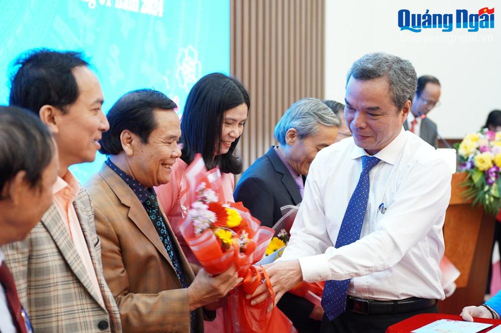 Gặp mặt đại biểu trí thức, nhà khoa học, văn nghệ sĩ