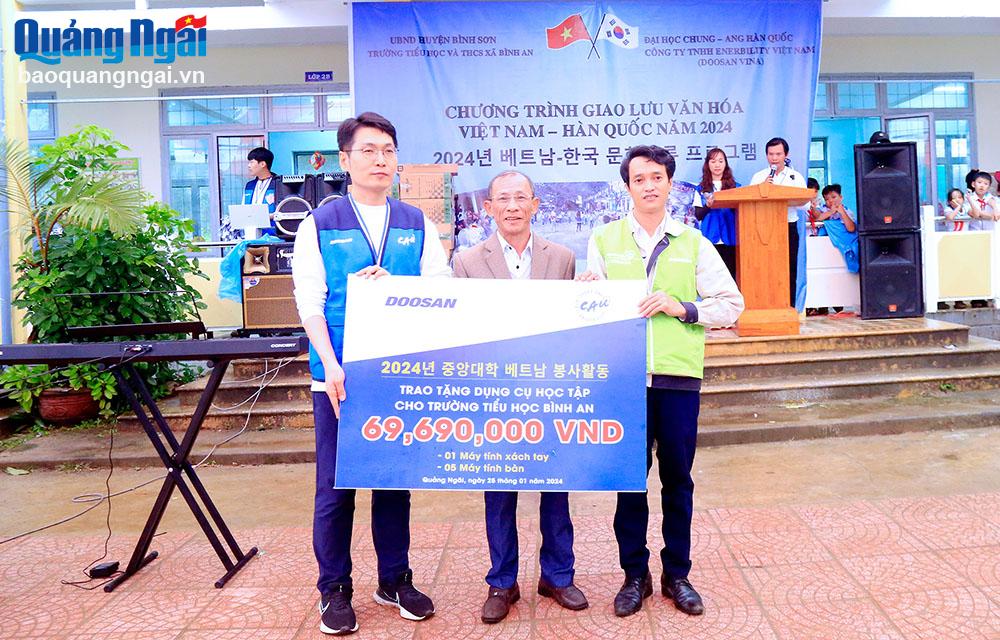 Trường Đại học Chung Ang (Hàn Quốc) tặng thiết bị dạy học 