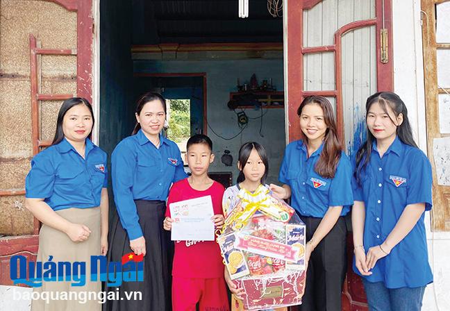 Đồng hành cùng học sinh nghèo