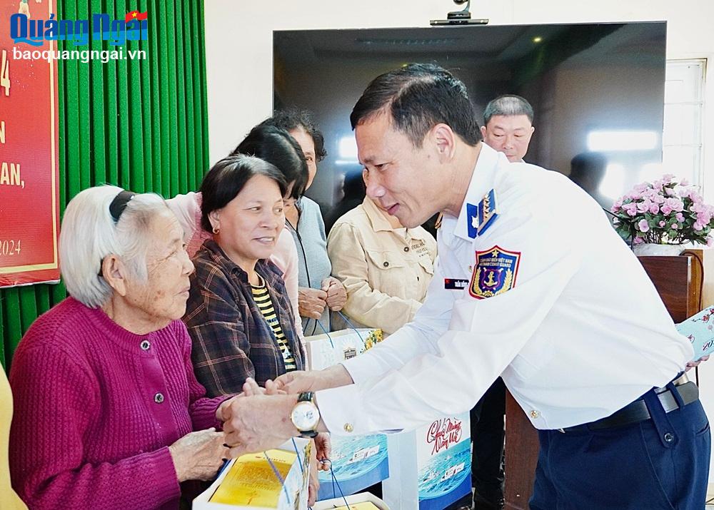 Thăm, tặng quà Tết cho gia đình chính sách, ngư dân