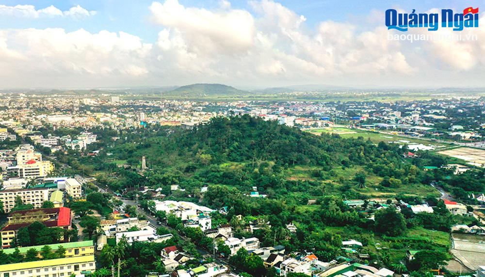 Bí ẩn tháp cổ núi Bút