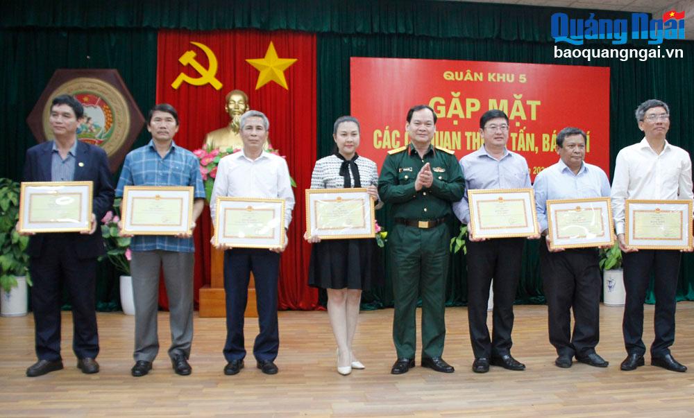 Quân khu 5 gặp mặt cơ quan thông tấn, báo chí