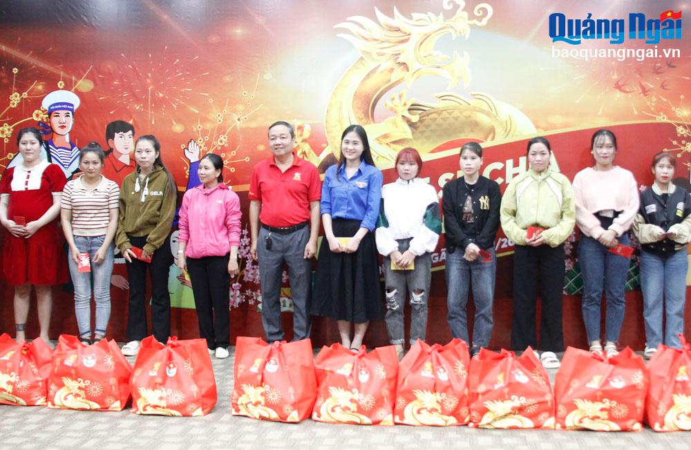 Tặng quà công nhân và ngư dân