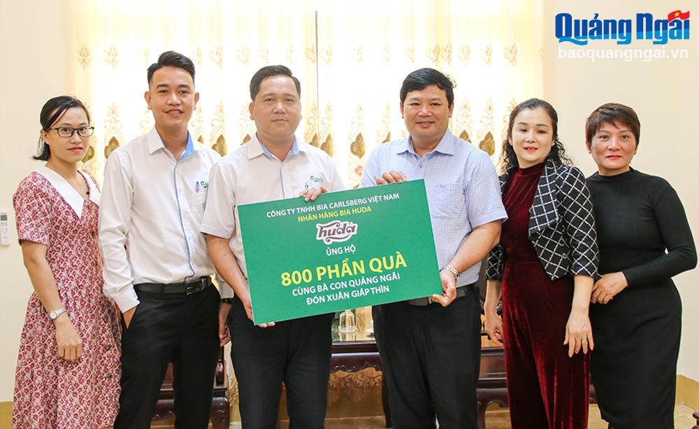 Tiếp nhận quà hỗ trợ người nghèo đón Tết