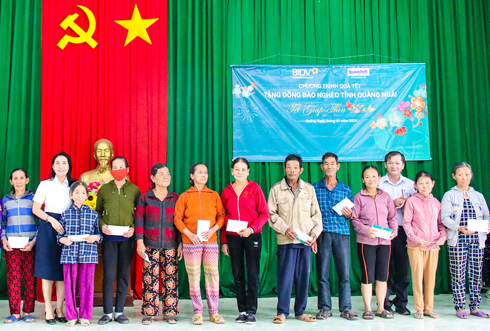 Trao quà Tết cho người nghèo