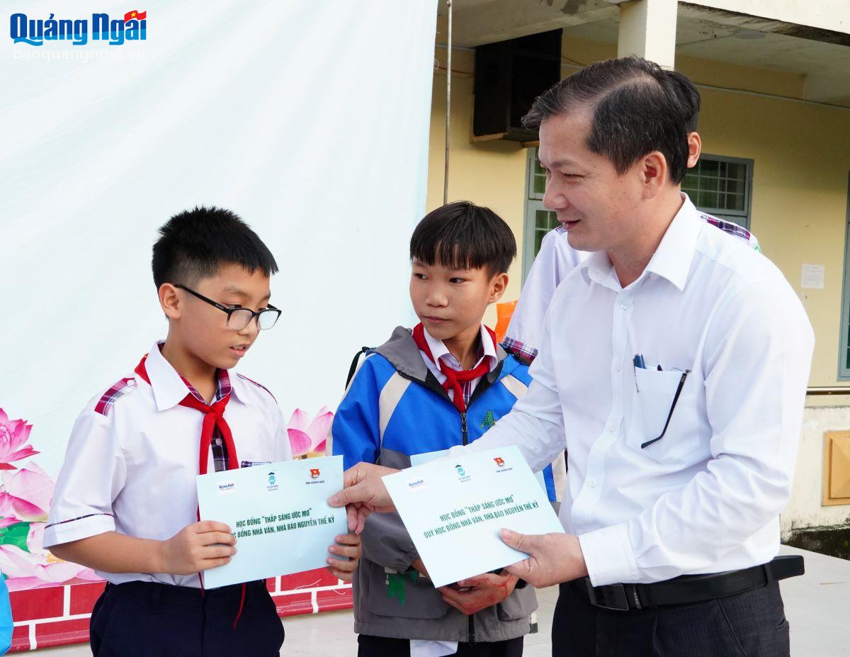 Trao quà Tết cho học sinh Trường THCS Chánh Lộ