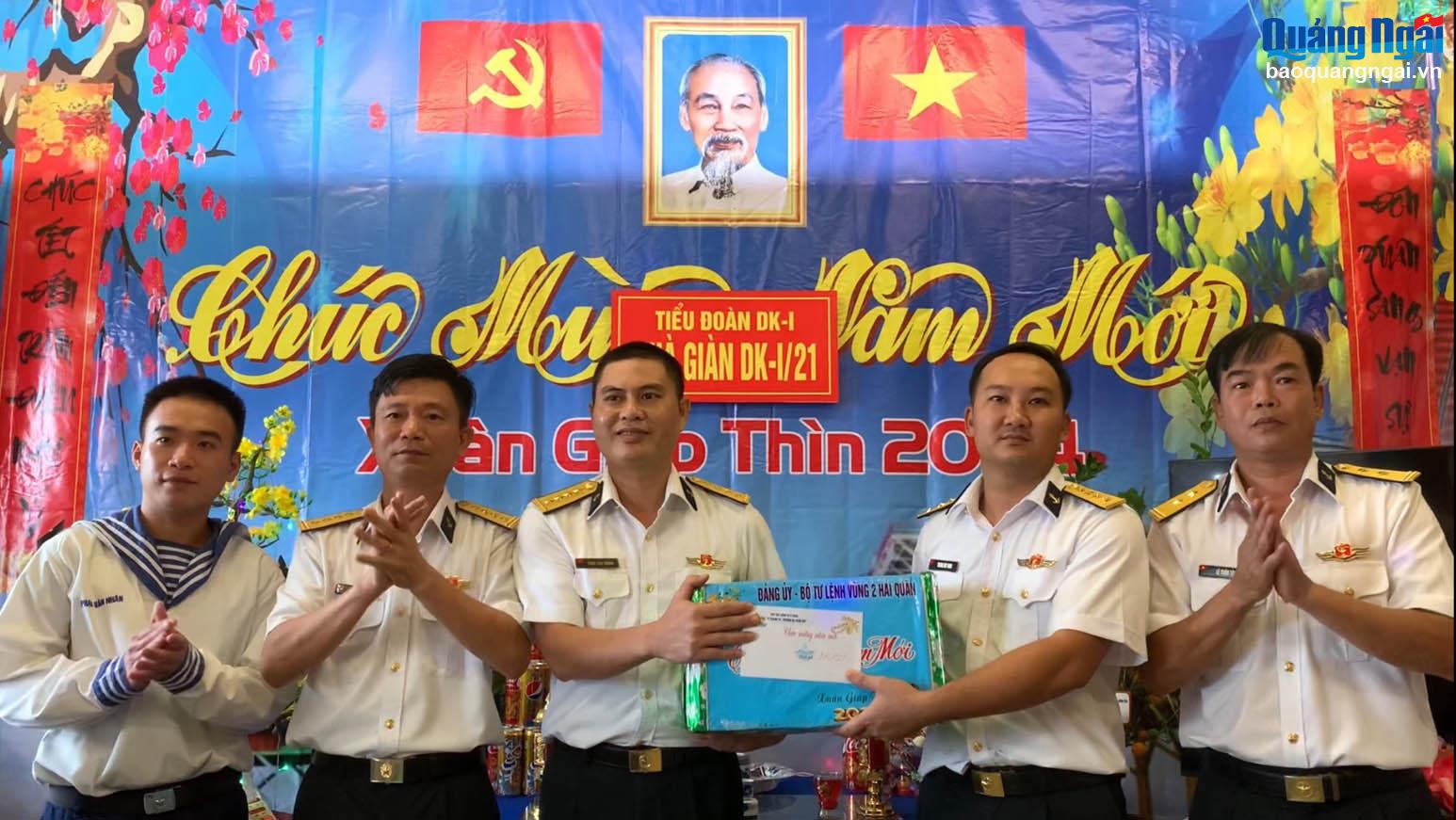 Video: Chúc Tết giữa trùng khơi