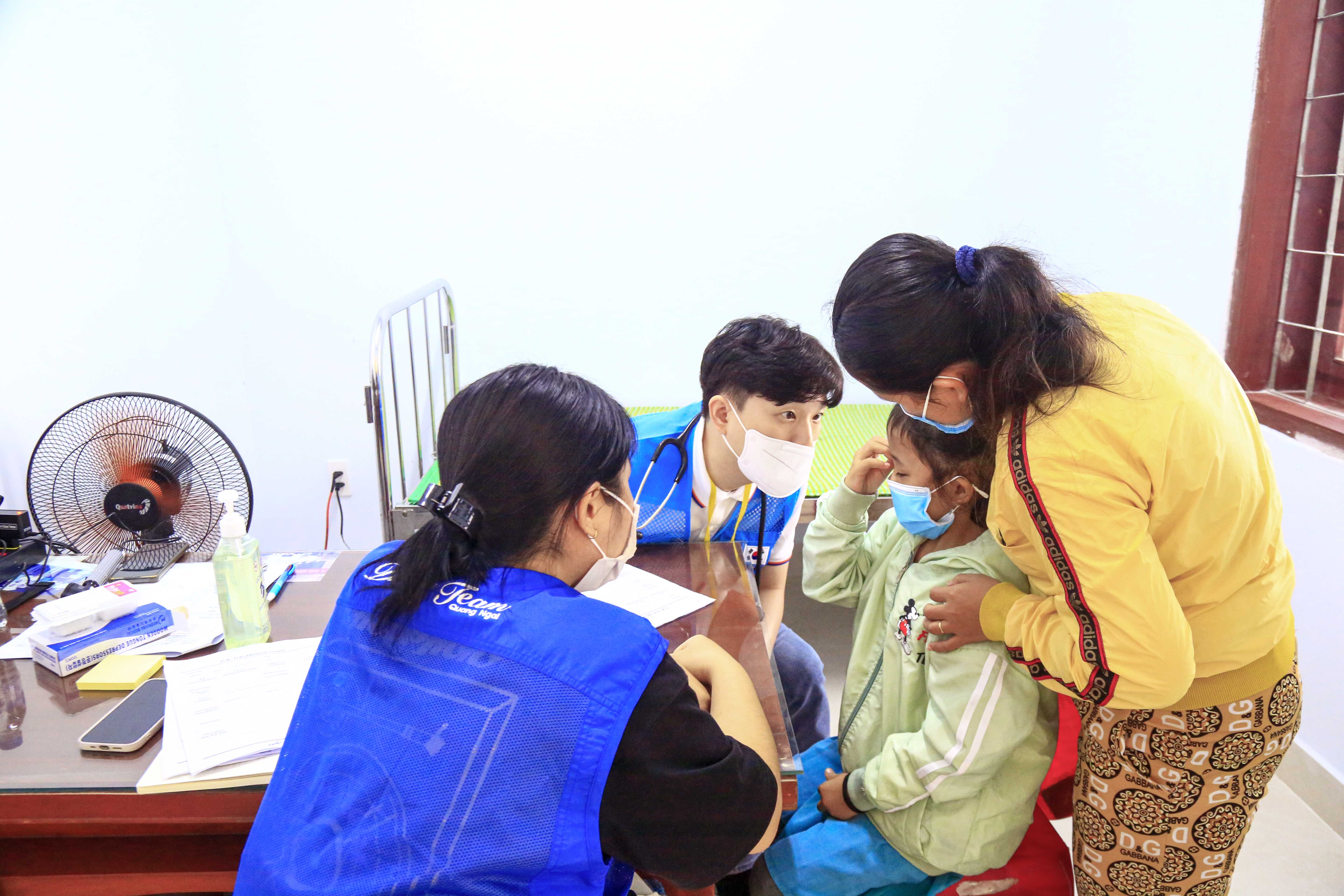 Doosan Vina và BVĐH Chung Ang khám bệnh miễn phí cho người dân 