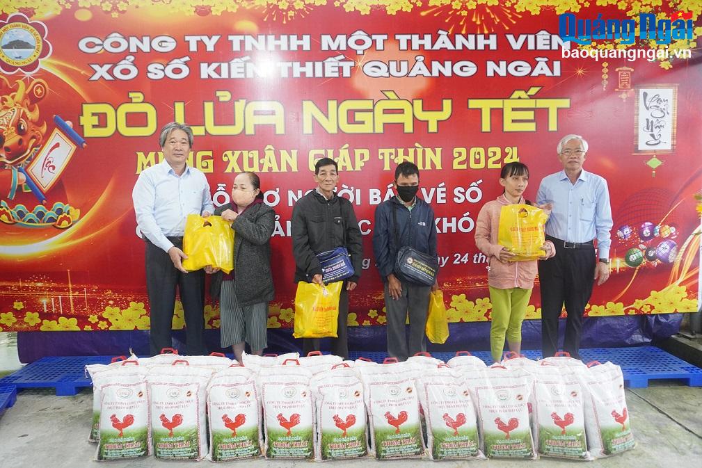 Tặng quà Tết cho người bán vé số