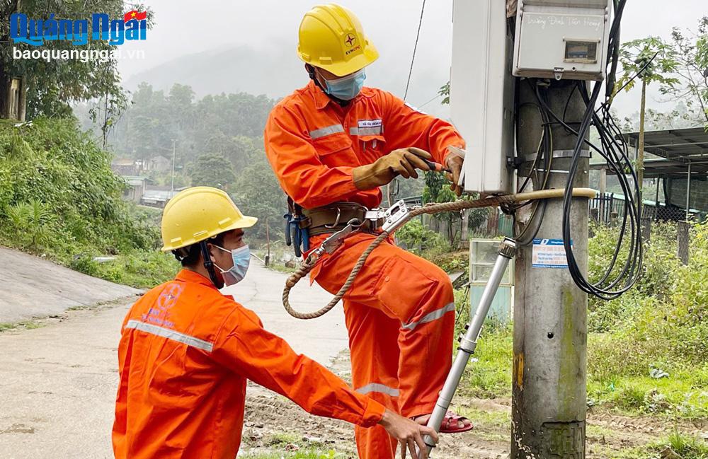 Nỗ lực cấp điện cho khách hàng