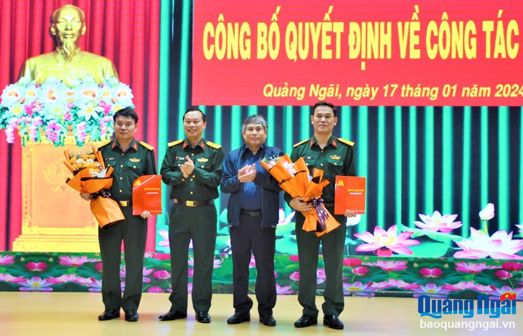 Công  bố và trao các quyết định của Ban Thường vụ Tỉnh ủy tại Bộ CHQS tỉnh