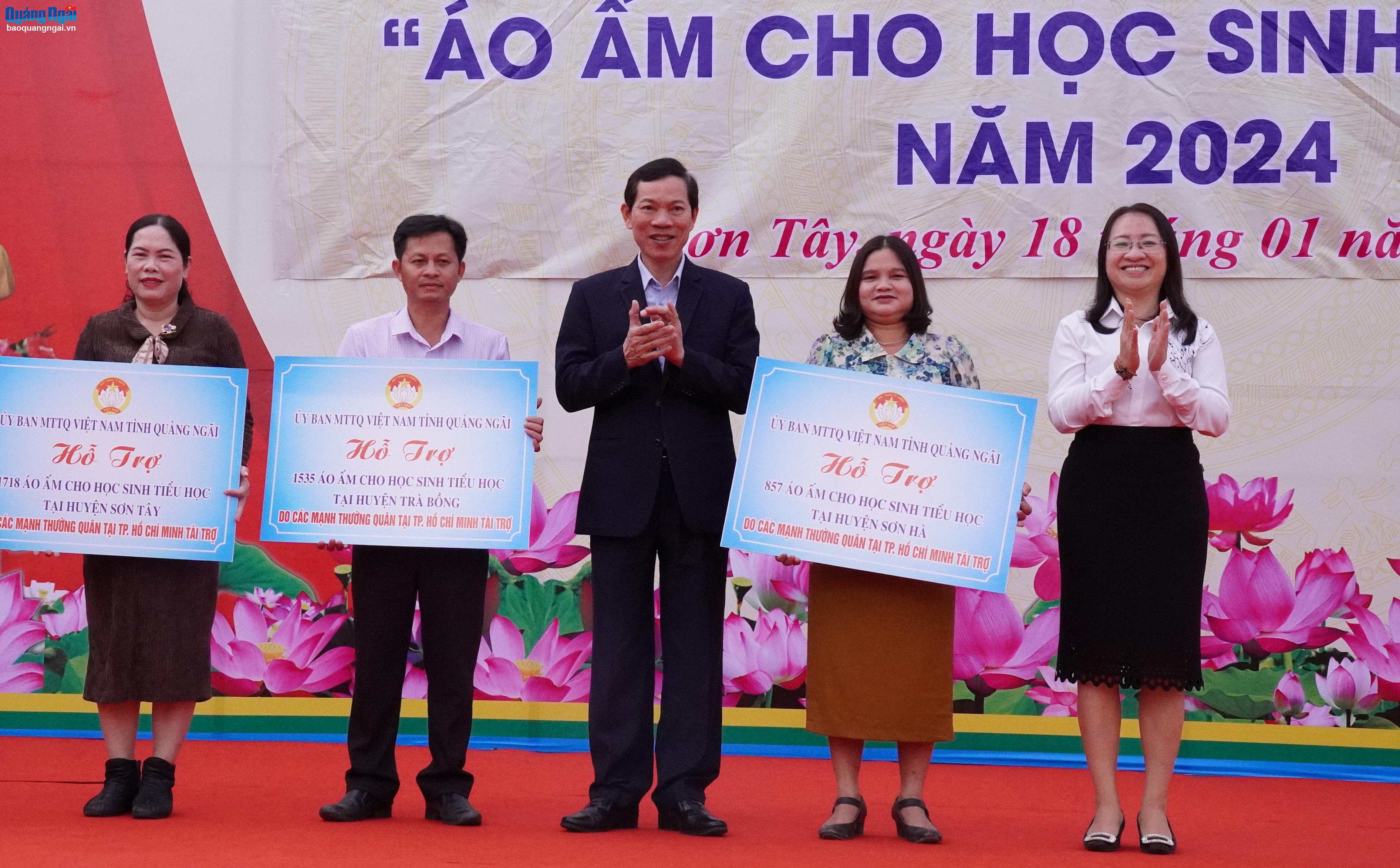 Tặng hơn 4.000 áo ấm cho học sinh miền núi