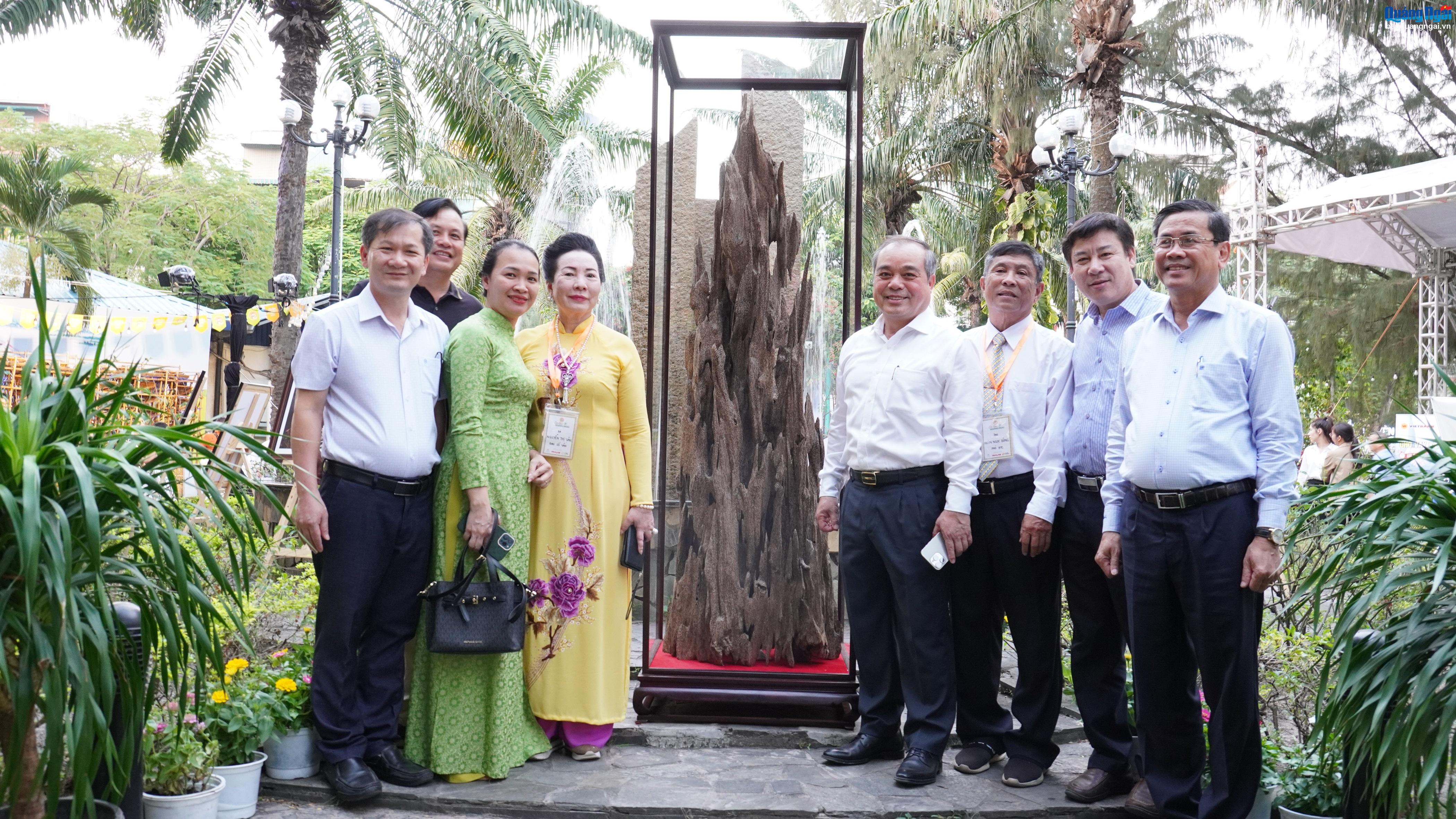 Phó Chủ tịch Thường trực UBND tỉnh Trần Hoàng Tuấn tham quan không gian “Sắc quê Quảng Ngãi”