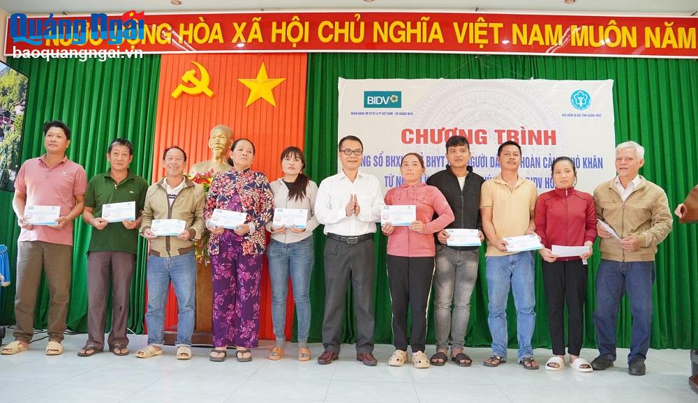 Tặng sổ bảo hiểm xã hội, thẻ bảo hiểm y tế cho người dân Nghĩa An