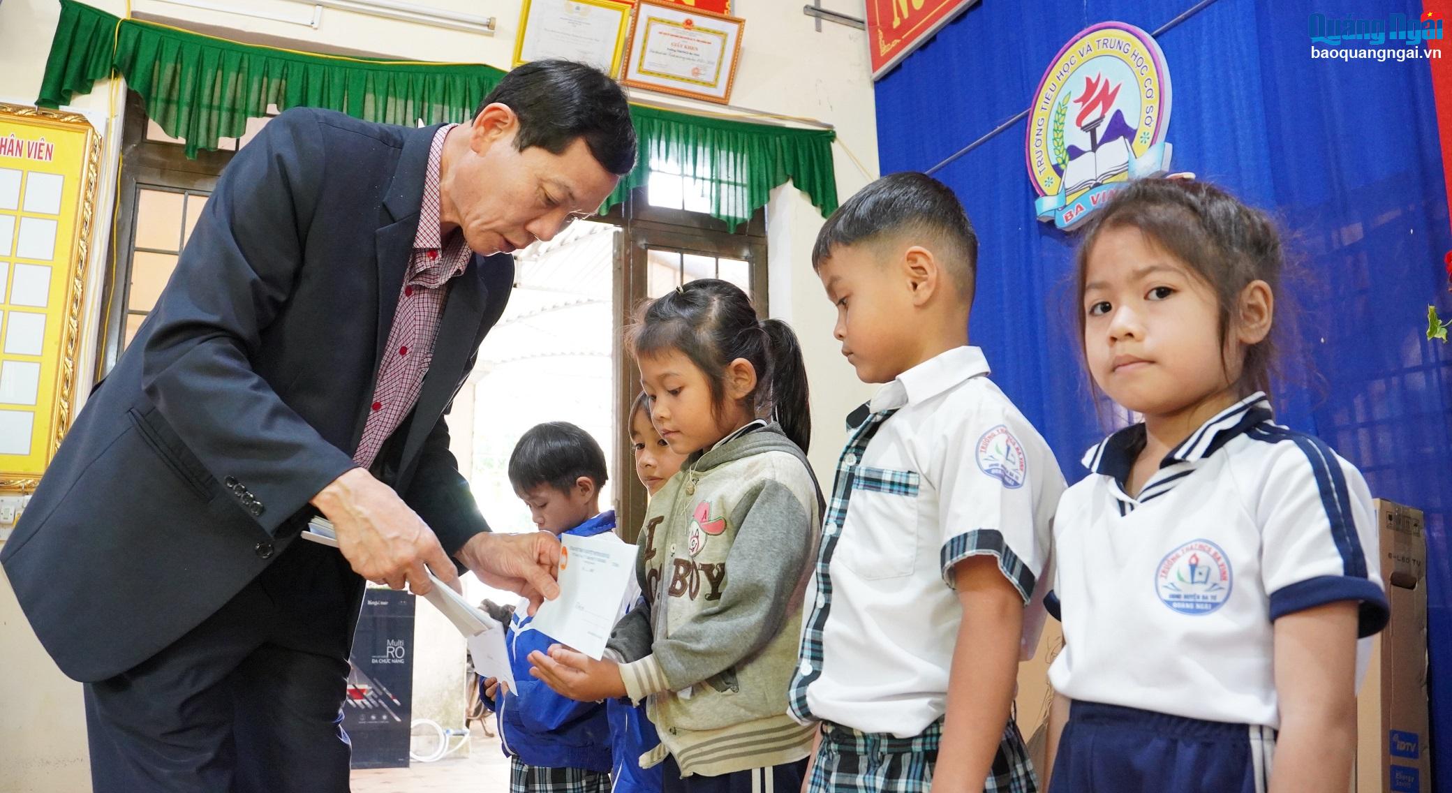 Đồng chí Võ Thanh An trao quà Tết tại Minh Long và Ba Tơ