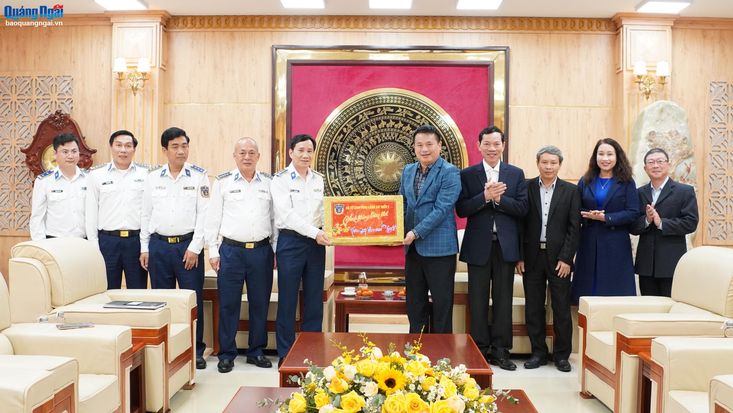 Bộ Tư lệnh Vùng Cảnh sát biển 2 thăm và chúc Tết tỉnh Quảng Ngãi