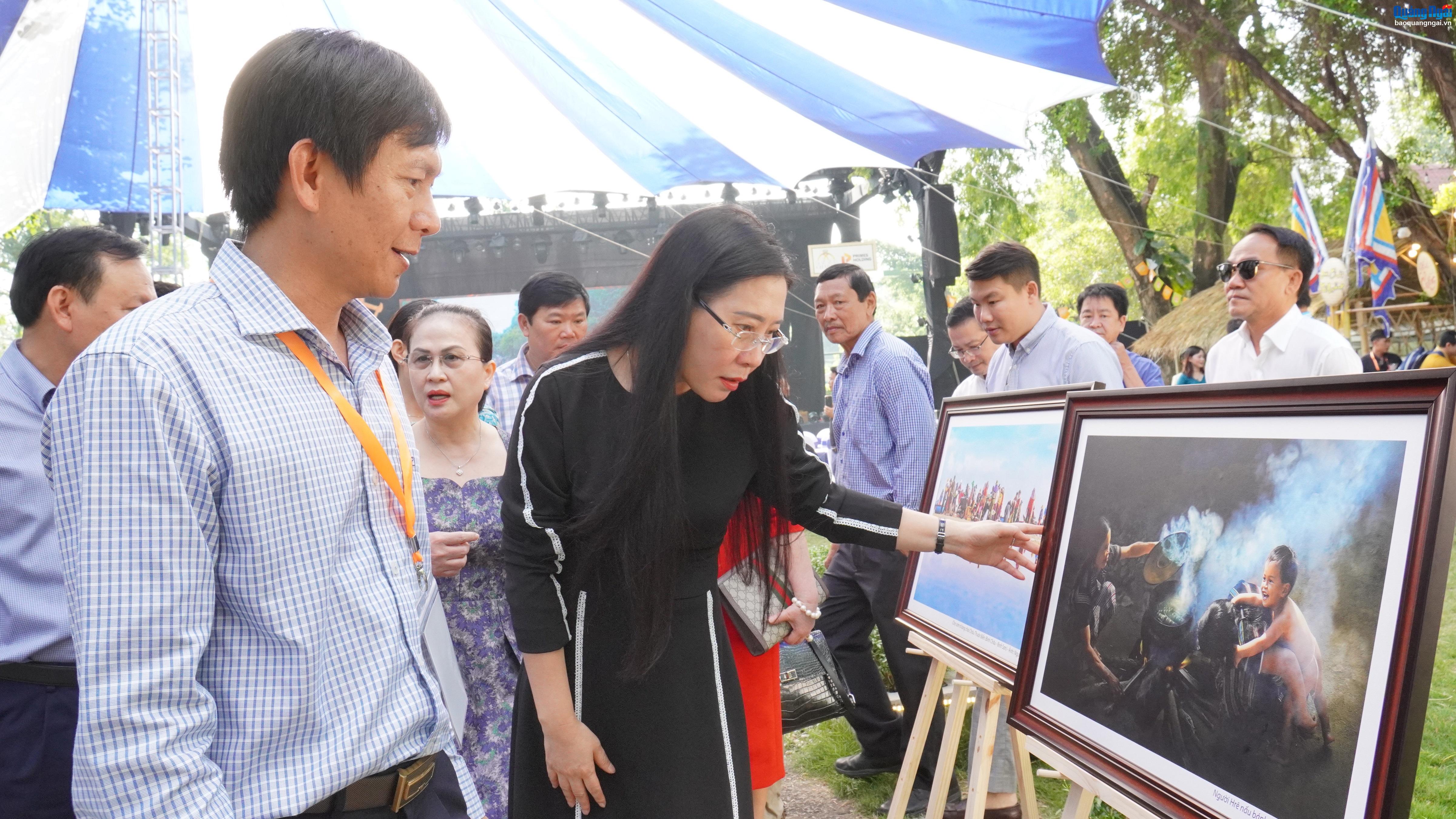 Bí thư Tỉnh ủy Bùi Thị Quỳnh Vân tham quan không gian “Sắc quê Quảng Ngãi” tại TP.Hồ Chí Minh 
