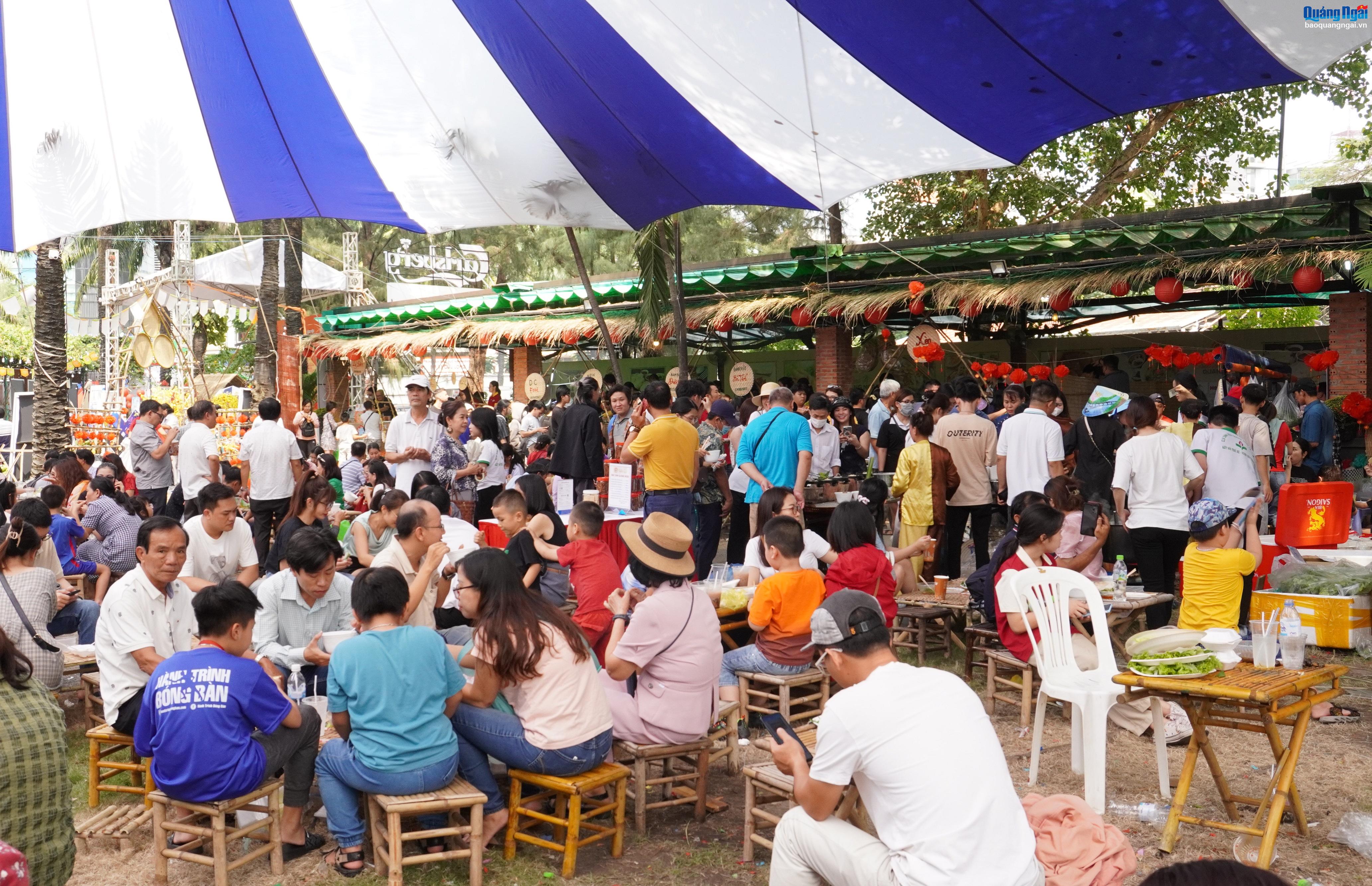 Quá tải ở khu ẩm thực chương trình “Sắc quê Quảng Ngãi” 