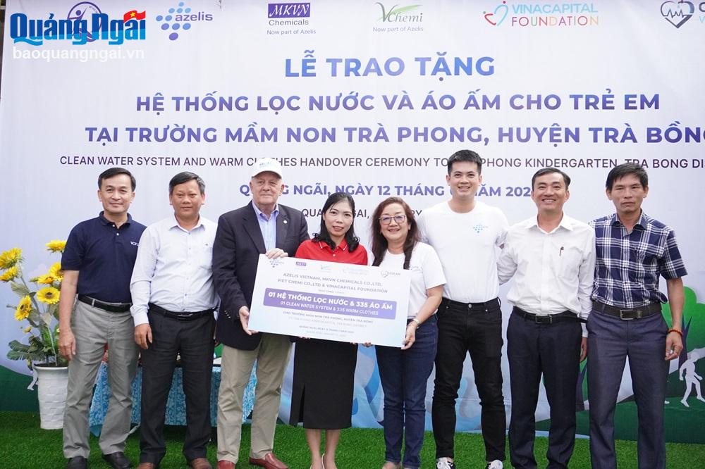 Trao tặng hệ thống lọc nước và hơn 1.000 đồ ấm cho trường học ở huyện Trà Bồng